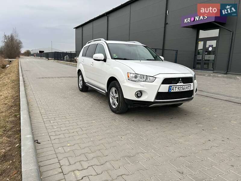Внедорожник / Кроссовер Mitsubishi Outlander XL 2010 в Ивано-Франковске