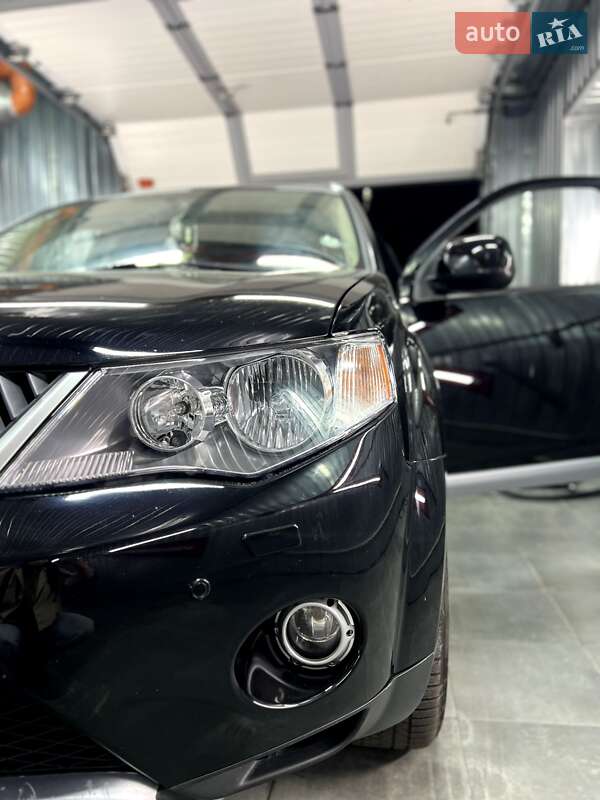Позашляховик / Кросовер Mitsubishi Outlander XL 2007 в Києві