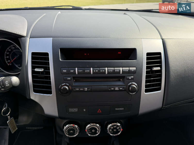 Внедорожник / Кроссовер Mitsubishi Outlander XL 2012 в Луцке