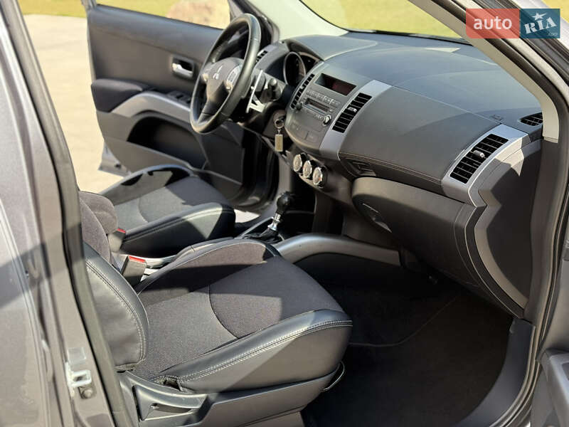 Внедорожник / Кроссовер Mitsubishi Outlander XL 2012 в Луцке
