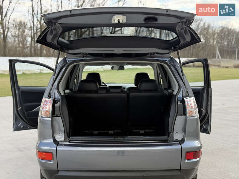 Внедорожник / Кроссовер Mitsubishi Outlander XL 2012 в Луцке