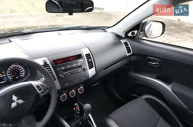 Позашляховик / Кросовер Mitsubishi Outlander XL 2010 в 