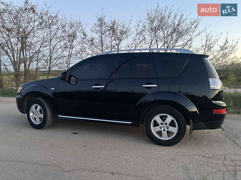 Внедорожник / Кроссовер Mitsubishi Outlander XL 2010 в Черновцах