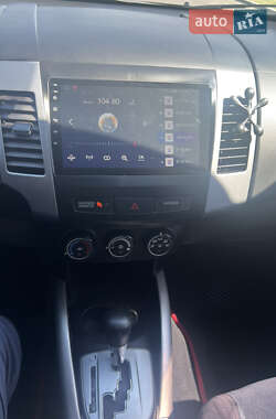 Позашляховик / Кросовер Mitsubishi Outlander XL 2010 в 