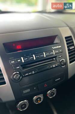 Позашляховик / Кросовер Mitsubishi Outlander XL 2010 в 