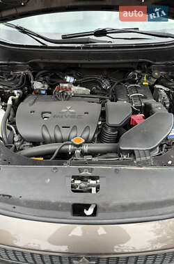 Внедорожник / Кроссовер Mitsubishi Outlander XL 2012 в 