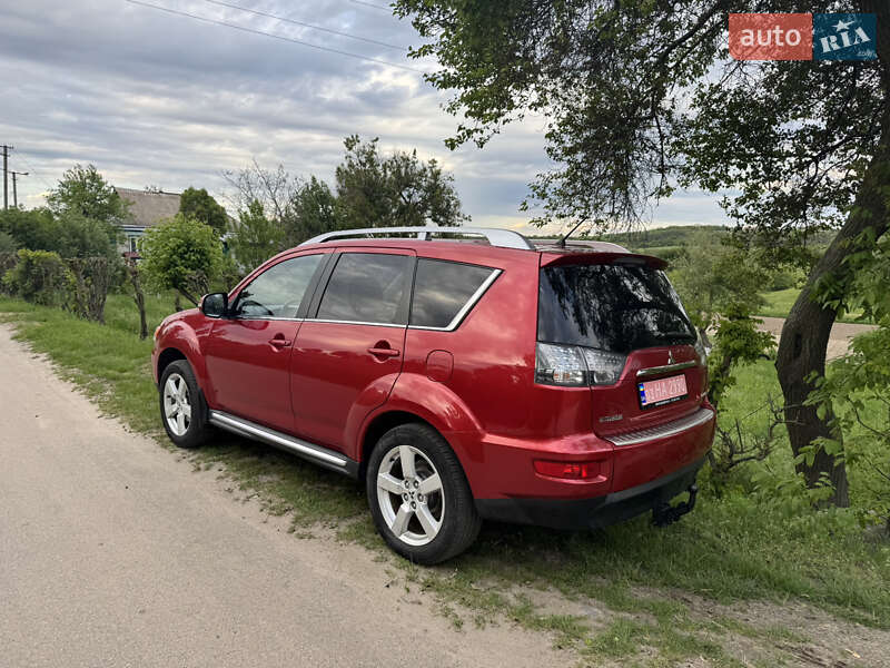 Позашляховик / Кросовер Mitsubishi Outlander XL 2011 в 