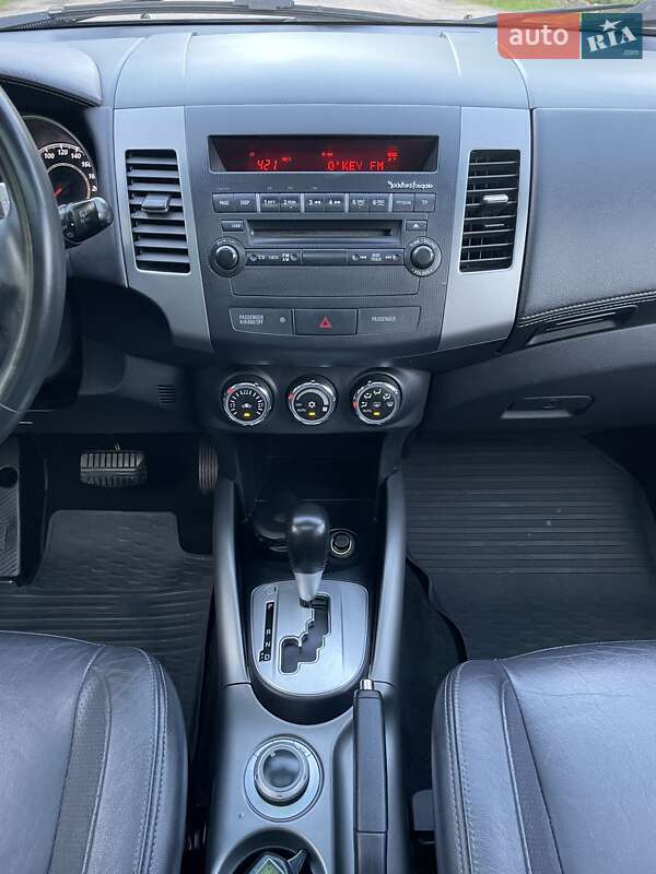Внедорожник / Кроссовер Mitsubishi Outlander XL 2011 в Виннице