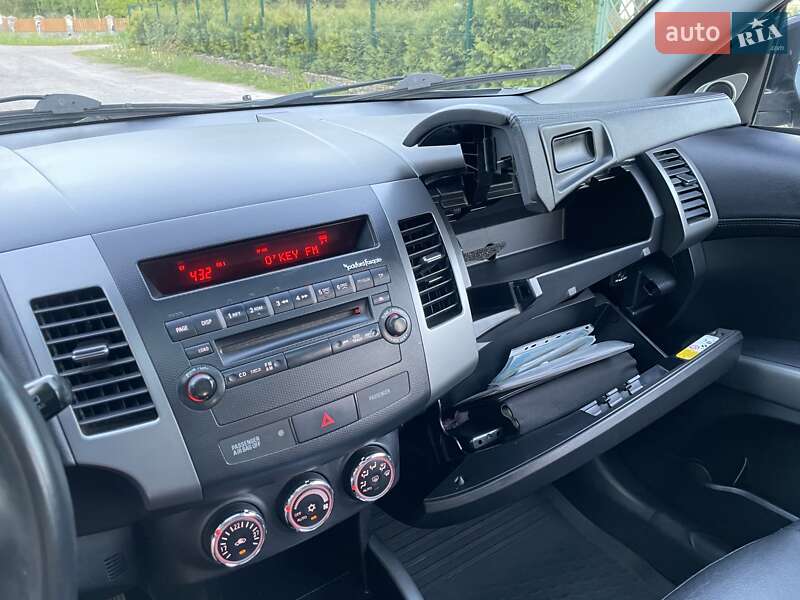 Внедорожник / Кроссовер Mitsubishi Outlander XL 2011 в Виннице