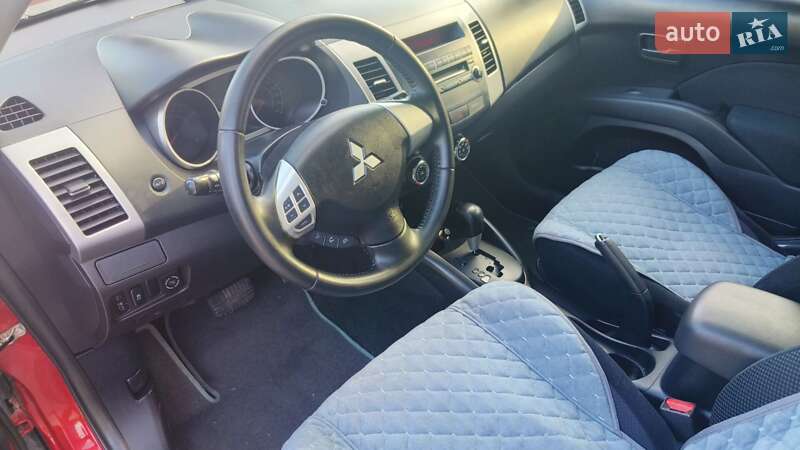 Внедорожник / Кроссовер Mitsubishi Outlander XL 2011 в Ивано-Франковске