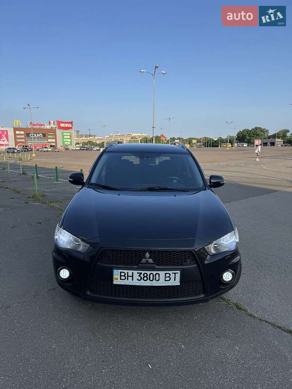 Внедорожник / Кроссовер Mitsubishi Outlander XL 2010 в 