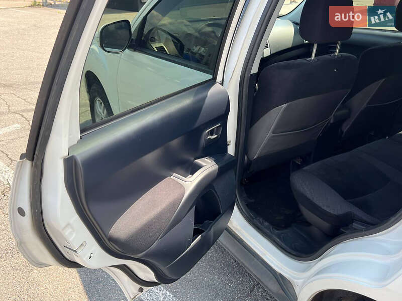 Позашляховик / Кросовер Mitsubishi Outlander XL 2011 в Києві