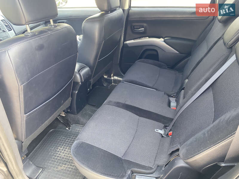 Позашляховик / Кросовер Mitsubishi Outlander XL 2012 в Луцьку