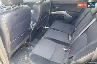 Позашляховик / Кросовер Mitsubishi Outlander XL 2012 в 