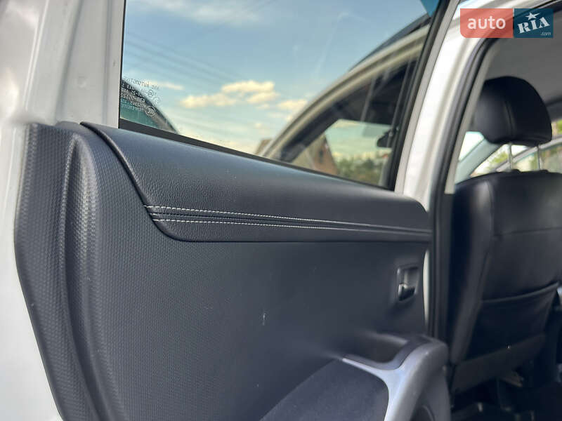 Внедорожник / Кроссовер Mitsubishi Outlander XL 2012 в Виннице