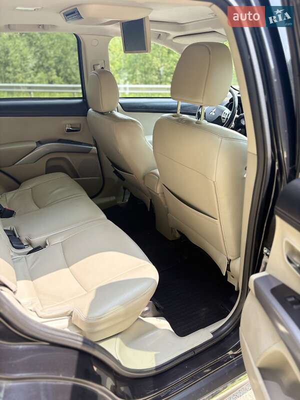 Внедорожник / Кроссовер Mitsubishi Outlander XL 2010 в Черновцах