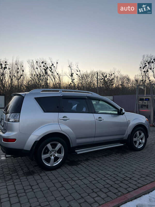 Внедорожник / Кроссовер Mitsubishi Outlander XL 2008 в Новом Роздоле