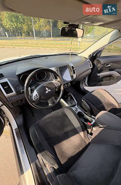 Внедорожник / Кроссовер Mitsubishi Outlander XL 2010 в 
