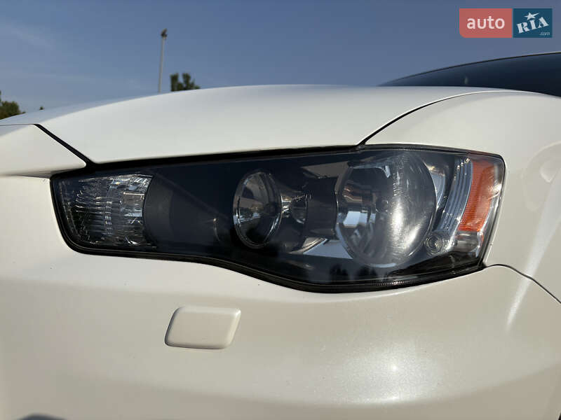 Позашляховик / Кросовер Mitsubishi Outlander XL 2010 в Запоріжжі