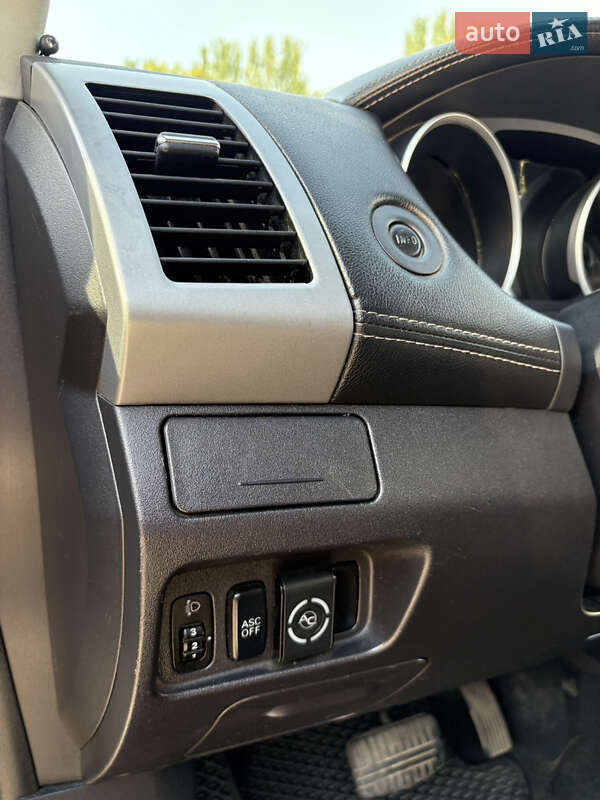 Позашляховик / Кросовер Mitsubishi Outlander XL 2010 в Запоріжжі