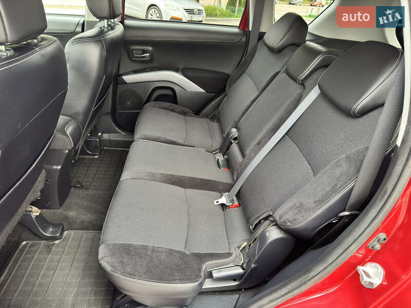 Позашляховик / Кросовер Mitsubishi Outlander XL 2011 в Житомирі