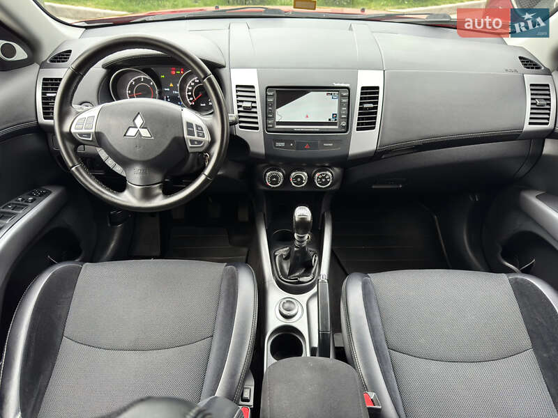 Позашляховик / Кросовер Mitsubishi Outlander XL 2011 в Житомирі