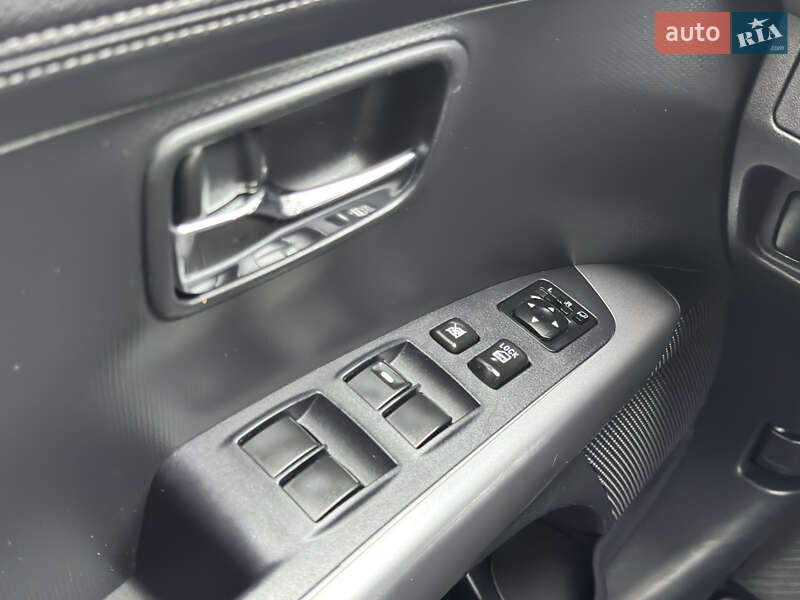 Позашляховик / Кросовер Mitsubishi Outlander XL 2011 в Житомирі