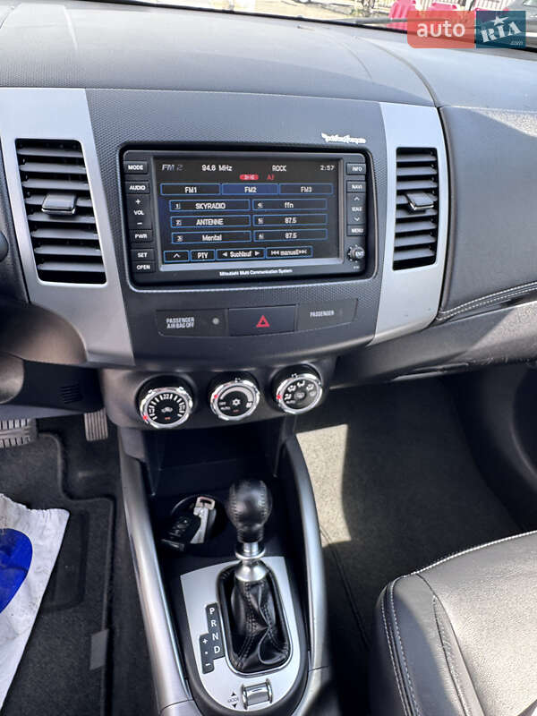 Внедорожник / Кроссовер Mitsubishi Outlander XL 2010 в Киеве