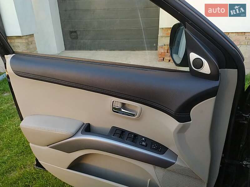 Внедорожник / Кроссовер Mitsubishi Outlander XL 2012 в Луцке