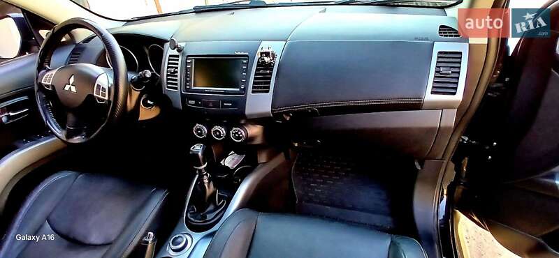 Позашляховик / Кросовер Mitsubishi Outlander XL 2011 в Кам'янському