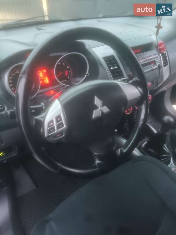 Внедорожник / Кроссовер Mitsubishi Outlander XL 2008 в Городке