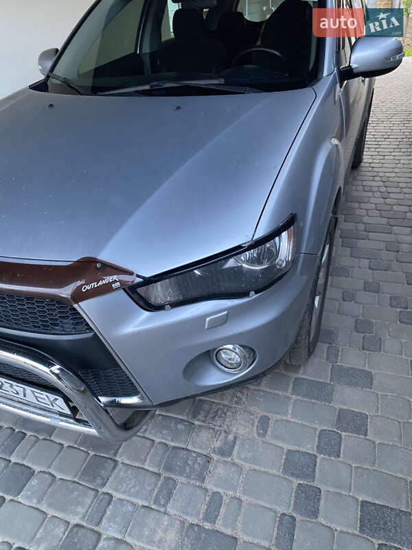 Внедорожник / Кроссовер Mitsubishi Outlander XL 2012 в Александрие