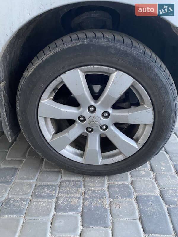 Внедорожник / Кроссовер Mitsubishi Outlander XL 2012 в Александрие