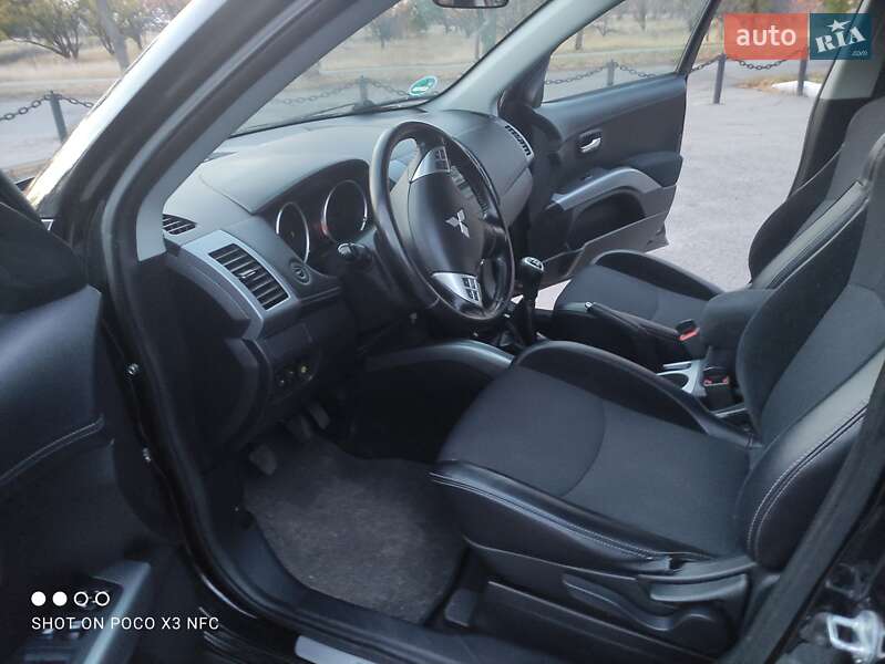 Внедорожник / Кроссовер Mitsubishi Outlander XL 2011 в Змиеве