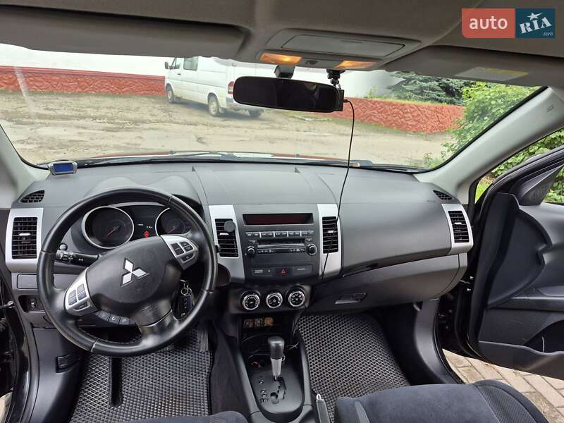 Внедорожник / Кроссовер Mitsubishi Outlander XL 2010 в Черновцах