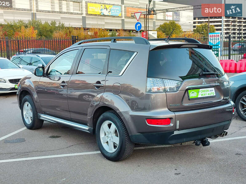 Позашляховик / Кросовер Mitsubishi Outlander XL 2010 в Києві
