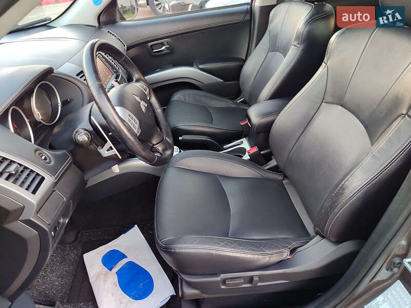 Позашляховик / Кросовер Mitsubishi Outlander XL 2010 в Києві