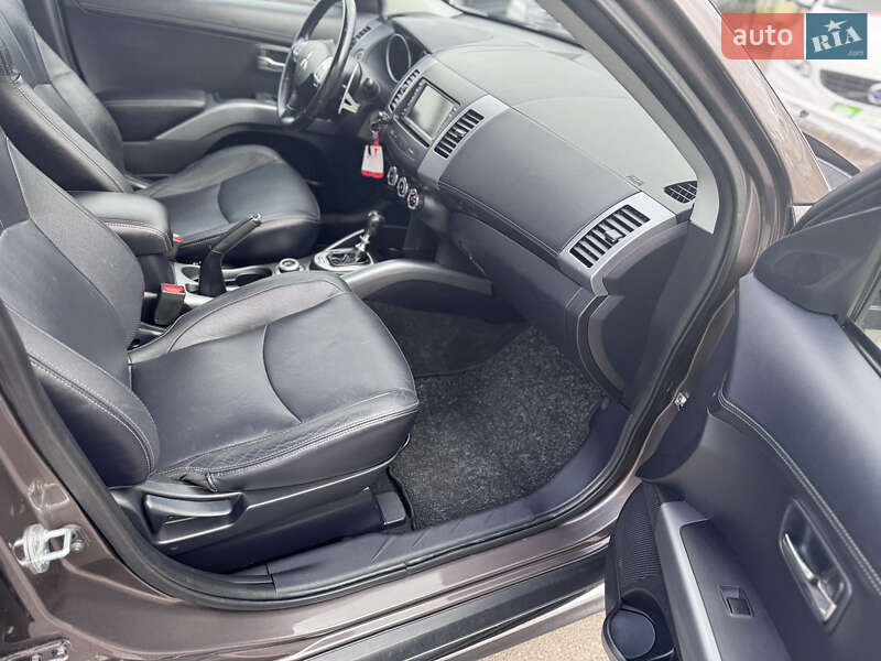 Позашляховик / Кросовер Mitsubishi Outlander XL 2010 в Києві