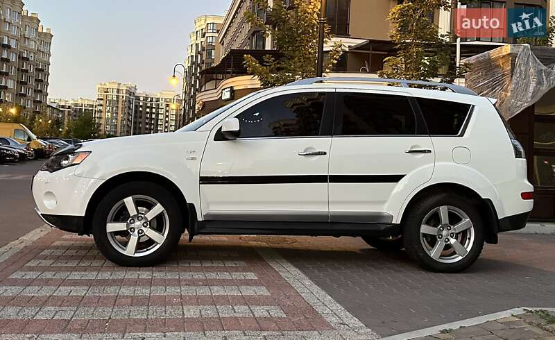 Позашляховик / Кросовер Mitsubishi Outlander XL 2010 в Києві