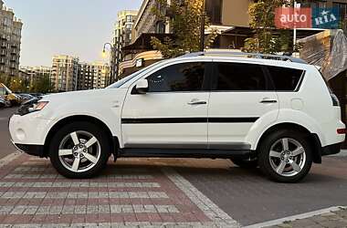 Позашляховик / Кросовер Mitsubishi Outlander XL 2010 в 