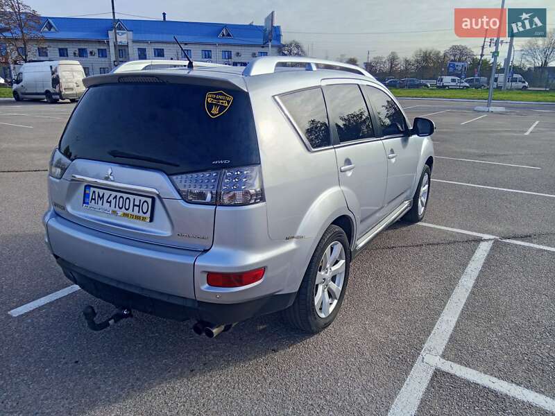Позашляховик / Кросовер Mitsubishi Outlander XL 2010 в Житомирі