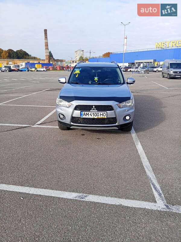 Позашляховик / Кросовер Mitsubishi Outlander XL 2010 в Житомирі