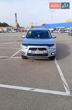Внедорожник / Кроссовер Mitsubishi Outlander XL 2010 в 