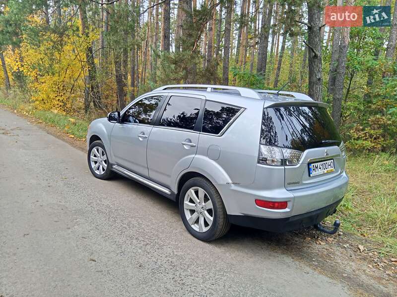 Позашляховик / Кросовер Mitsubishi Outlander XL 2010 в Житомирі