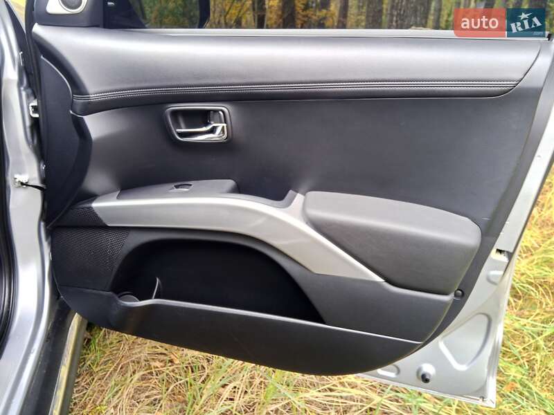 Позашляховик / Кросовер Mitsubishi Outlander XL 2010 в Житомирі