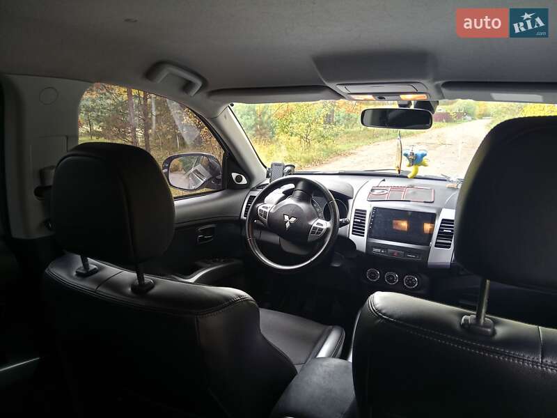 Позашляховик / Кросовер Mitsubishi Outlander XL 2010 в Житомирі