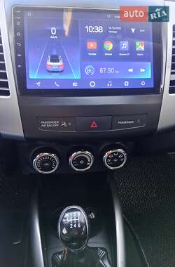 Внедорожник / Кроссовер Mitsubishi Outlander XL 2010 в 