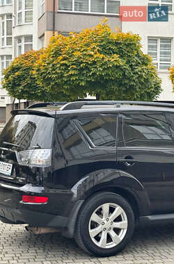 Позашляховик / Кросовер Mitsubishi Outlander XL 2012 в 