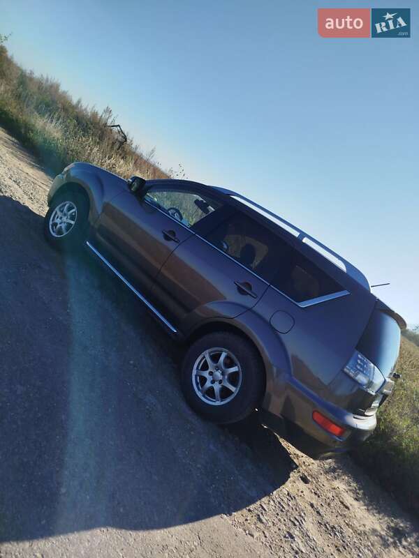 Внедорожник / Кроссовер Mitsubishi Outlander XL 2010 в Самборе фото 5 Внедорожник / Кроссовер Mitsubishi Outlander XL 2010 в Самборе