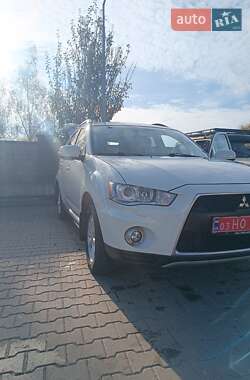 Позашляховик / Кросовер Mitsubishi Outlander XL 2011 в 